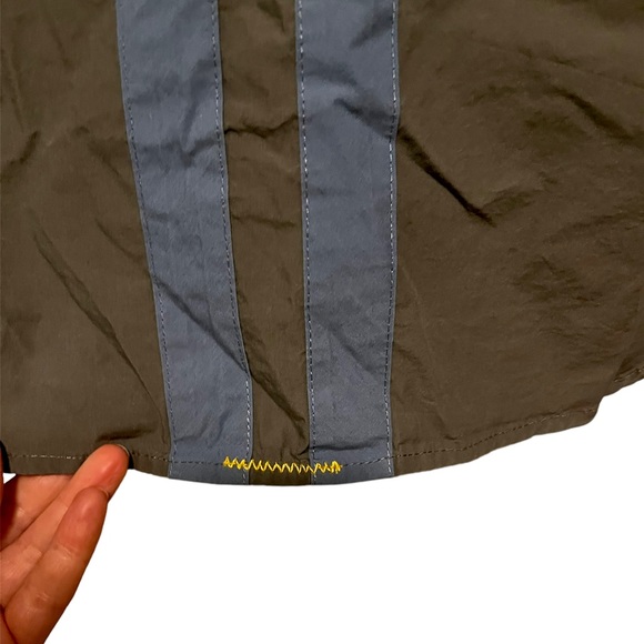 NWOT Designer’s button down shirt for boys. Tommy Hilfiger, size S/P. Ne… - Picture 6 of 13